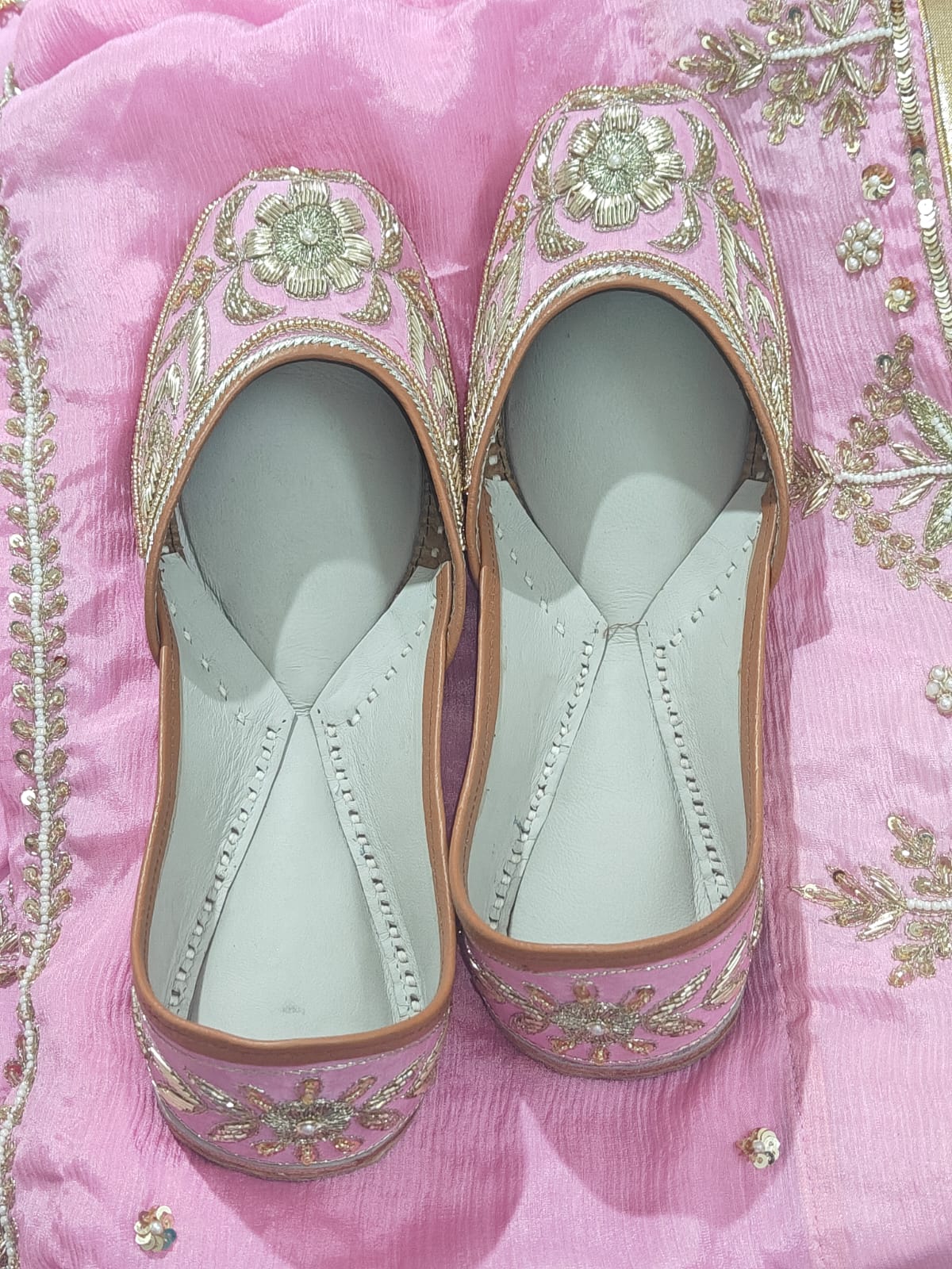 Heavy hand embroidered pink suit with punjabi jutti